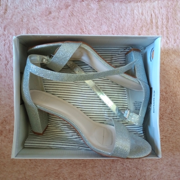 David's Bridal Silver Heels, size 8.5 - Picture 3 of 3